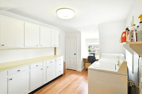 Interior, Washer, Wood Texture Flooring
