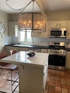 Chandelier, Dining room, Interior, Kitchen, Stainless Steel Appliances