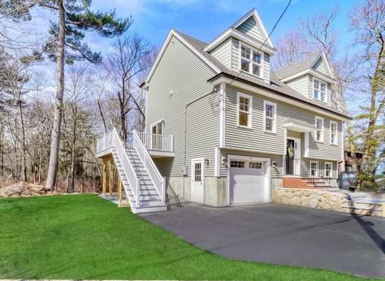 Attached, Exterior, Facade, Queen Anne Victorian