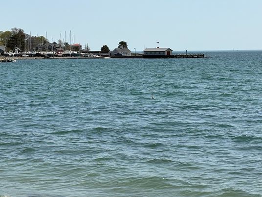 Exterior, Lake