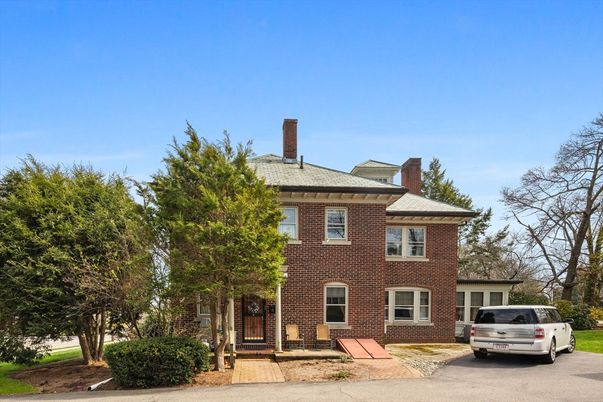 Exterior, Facade, Brick Facade, Georgian