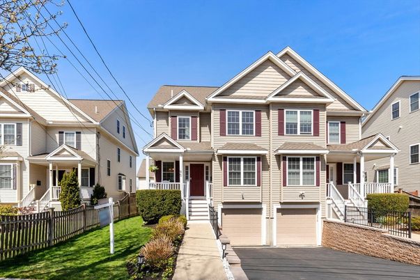 Attached, Exterior, Facade, Queen Anne Victorian
