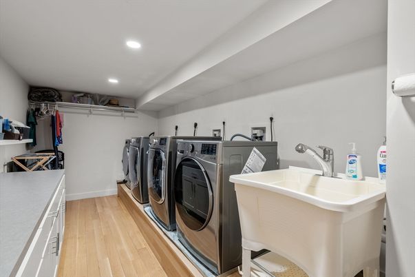 Interior, Recessed Lighting, Washer, Wood Texture Flooring