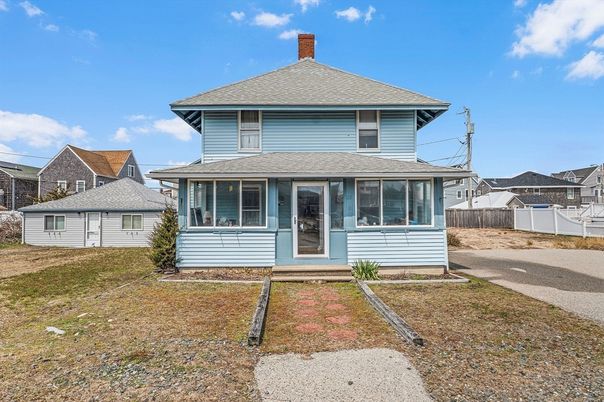 Exterior, Facade, American Foursquare