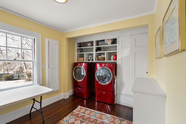 Interior, Recessed Lighting, Washer, Wood Texture Flooring