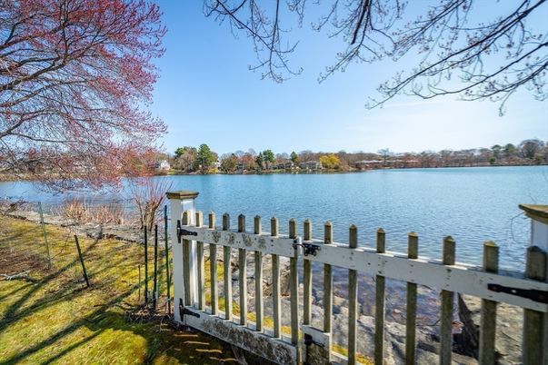 Exterior, Lake