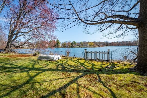 Exterior, Lake