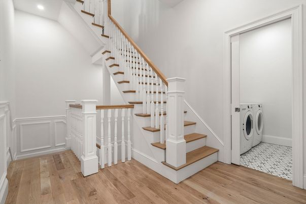 Interior, Recessed Lighting, Washer, Wood Texture Flooring