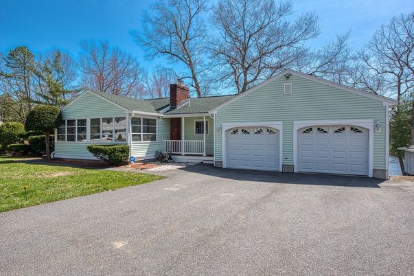 Attached, Exterior, Facade, Ranch