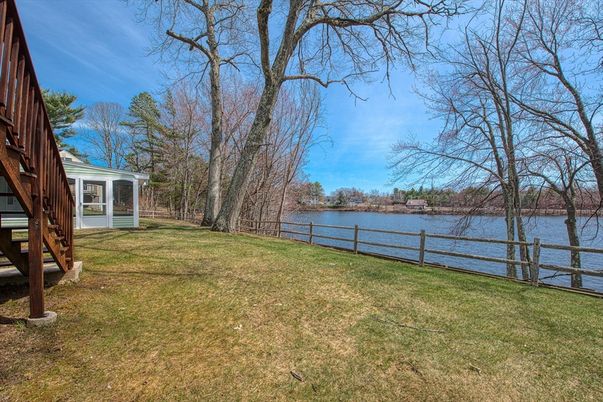 Exterior, Lake