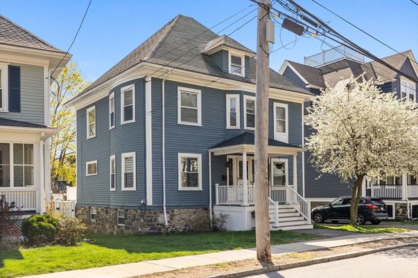 Exterior, Facade, Queen Anne Victorian