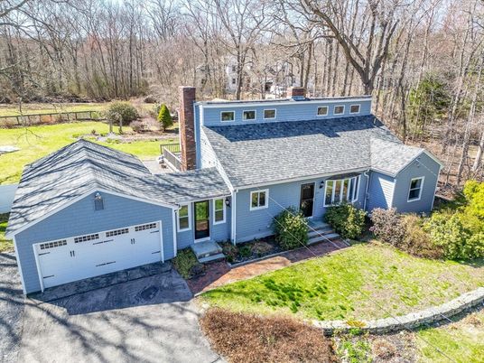 Attached, Exterior, Facade, Cape Cod