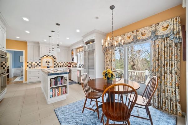 Chandelier, Dining room, Interior, Kitchen, Pendant Lights, Recessed Lighting, Stainless Steel Appliances