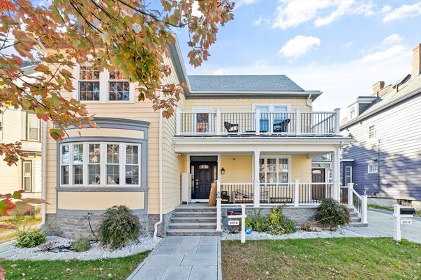 Exterior, Facade, Queen Anne Victorian