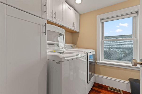 Interior, Recessed Lighting, Washer, Wood Texture Flooring