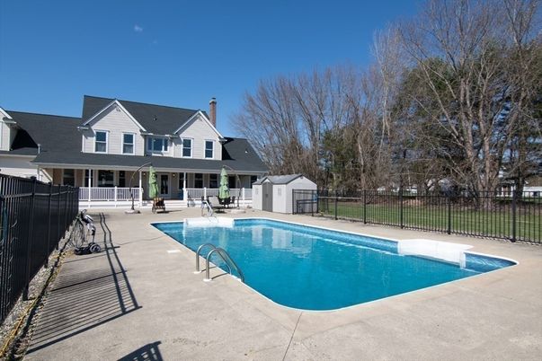 Exterior, Pool
