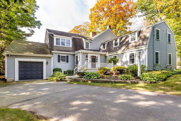 Attached, Exterior, Facade, Cape Cod