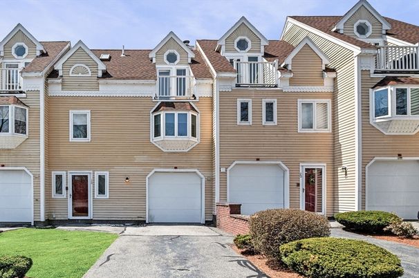 Attached, Exterior, Facade, Rowhouse