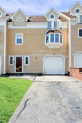 Attached, Exterior, Facade, Rowhouse