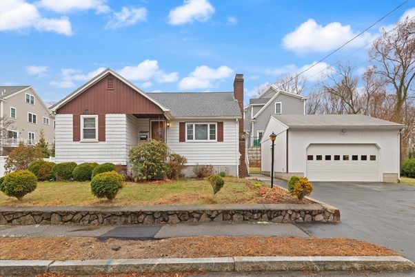 Attached, Exterior, Facade, Cape Cod