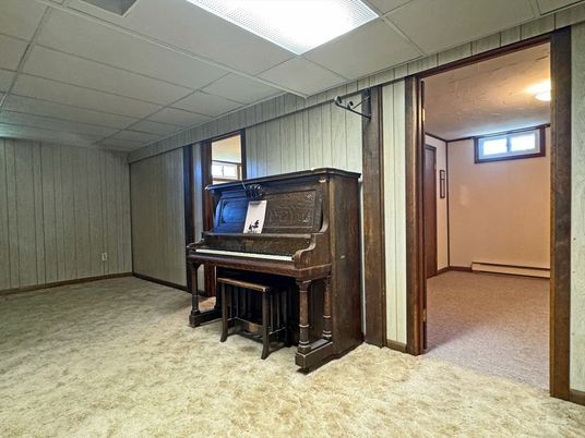 Interior, Piano