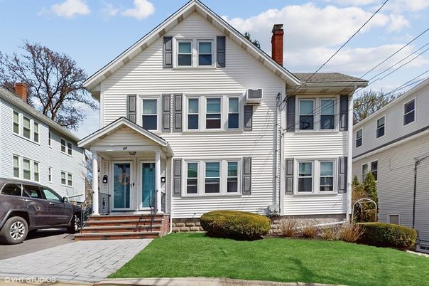 Exterior, Facade, Queen Anne Victorian