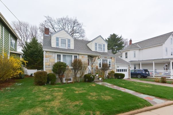 Attached, Exterior, Facade, Cape Cod