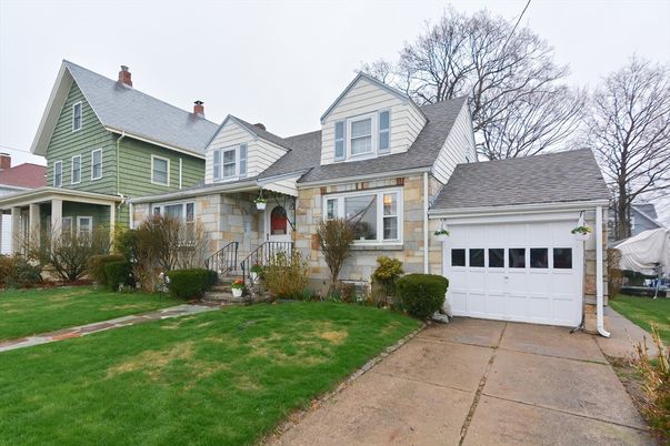 Attached, Exterior, Facade, Cape Cod
