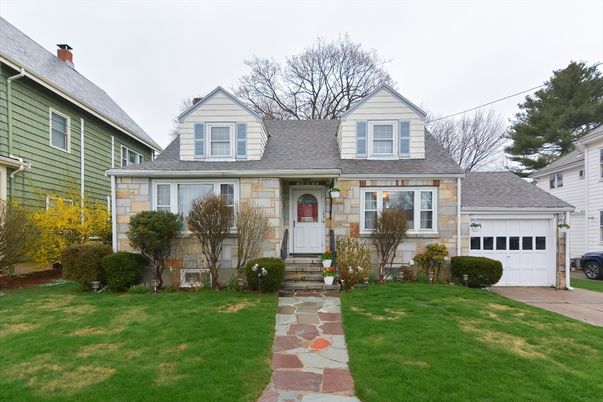 Attached, Exterior, Facade, Cape Cod