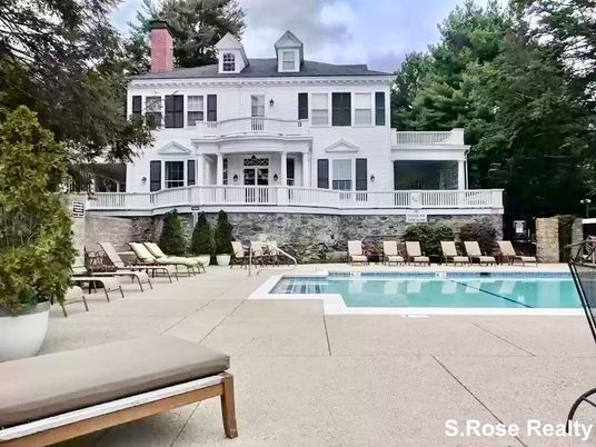 Exterior, Facade, Pool, Georgian