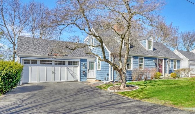 Attached, Exterior, Facade, Cape Cod