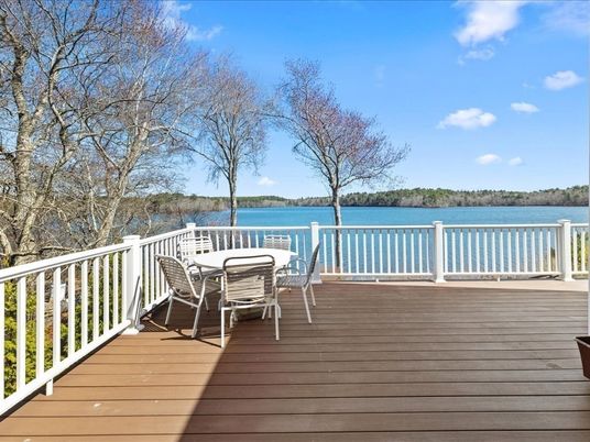 Exterior, Lake
