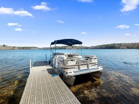 Exterior, Lake