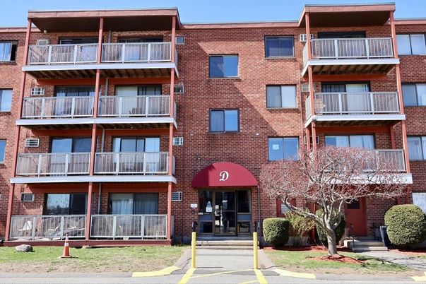 Exterior, Facade, Brick Facade, Rowhouse