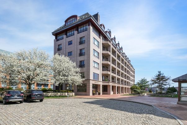 Exterior, Facade, Condo Building