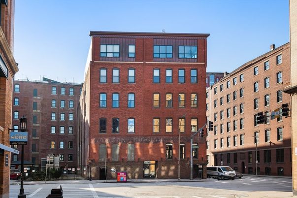 Exterior, Facade, Brick Facade, Chicago School