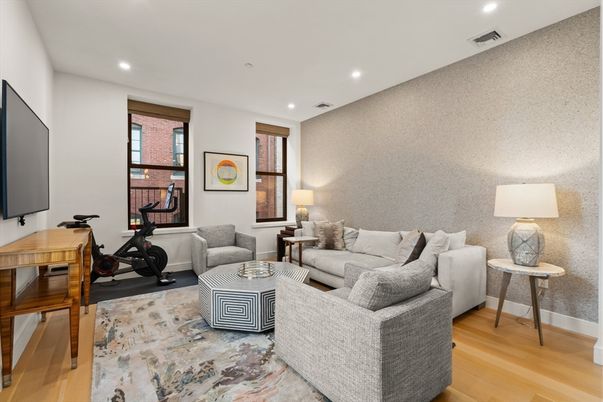 Fitness Equipment, Interior, Living room, Recessed Lighting, Wood Texture Flooring