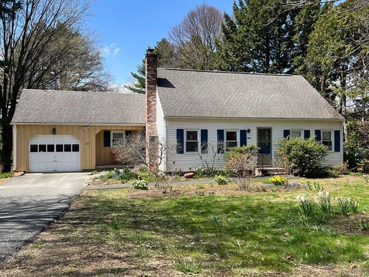 Attached, Exterior, Facade, Cape Cod