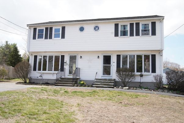 Exterior, Facade, Split Level
