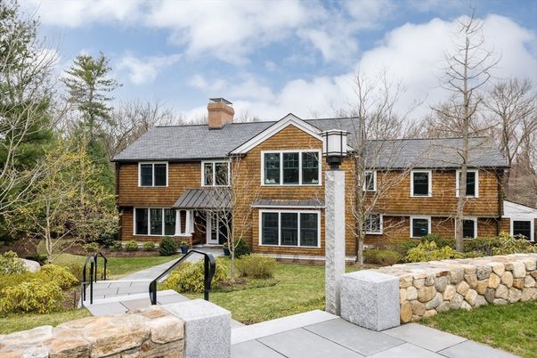 Exterior, Facade, Brick Facade, Split Level