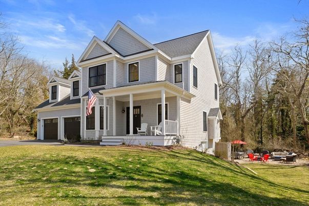 Attached, Exterior, Facade, Queen Anne Victorian