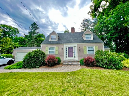 Attached, Exterior, Facade, Cape Cod