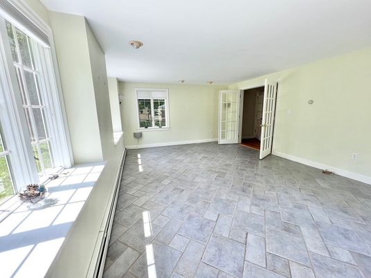 Empty room, Interior