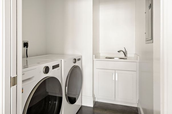 Interior, Washer, Wood Texture Flooring