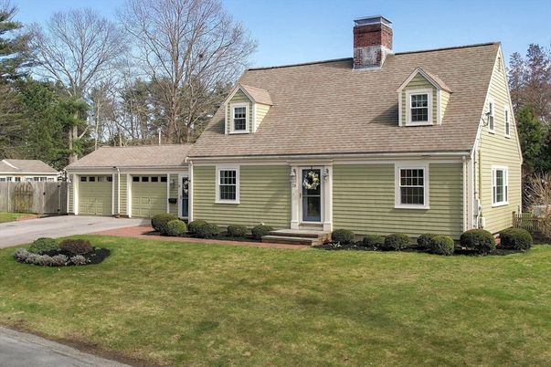 Attached, Exterior, Facade, Cape Cod