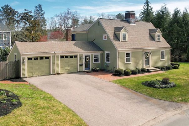 Attached, Exterior, Facade, Cape Cod