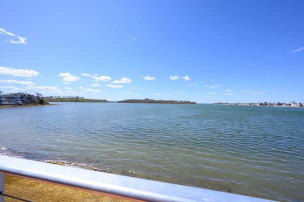 Exterior, Lake