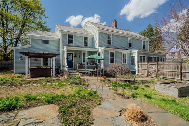 Backyard, Exterior, Facade, Hot Tub, Rowhouse