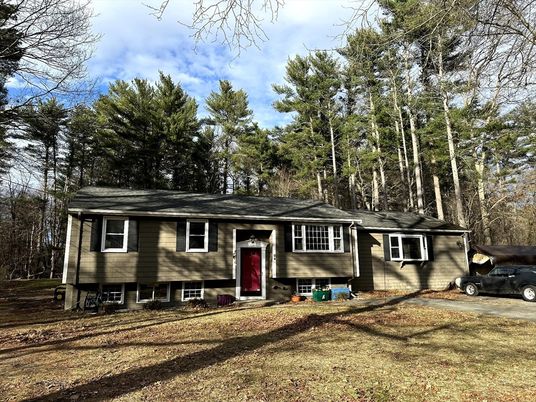 Exterior, Facade, Raised Ranch