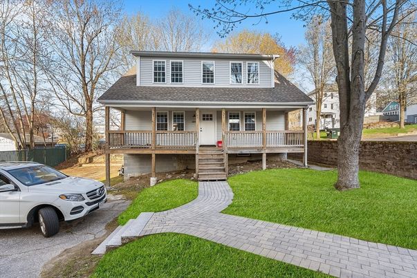 Exterior, Facade, American Foursquare